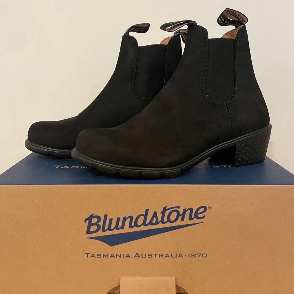 New- Blundstone 1960 Women’s Heel Black Nubuck Size 8.5